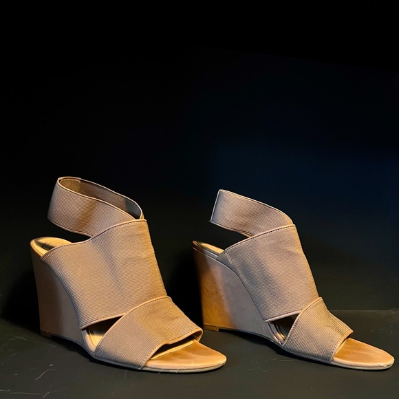 Sandales Vince Camuto à Talon Compensé - Taille 8.5 US - Noir Avec Fermeture éclair - Hauteur Ultra